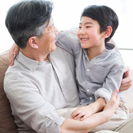 老人为啥那么爱孙子，老人为什么更偏向喜欢孙子