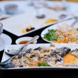 餐桌上三种东西不能放，餐桌不宜放什么东西