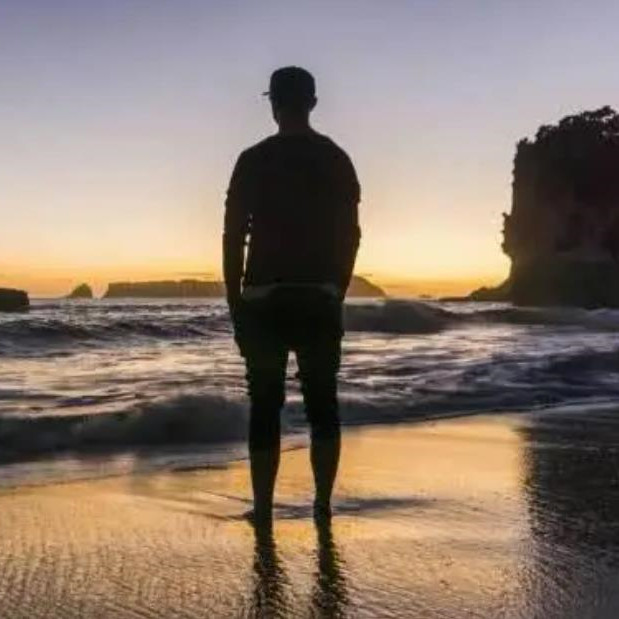 男人孤独到极致的表现，男人越是无能都有几个特征