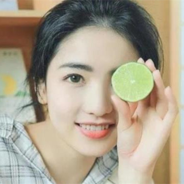 女人主动摸你头的意思，女人动了情的三大肢体表现