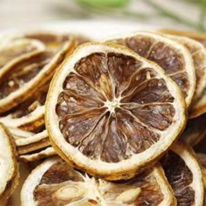 柠檬干片变黑还能吃吗，想变白吃完柠檬要避光吗