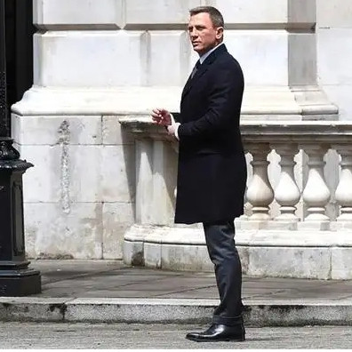 男人肢体暗示心理学，对视时男生直视对方心理学分析