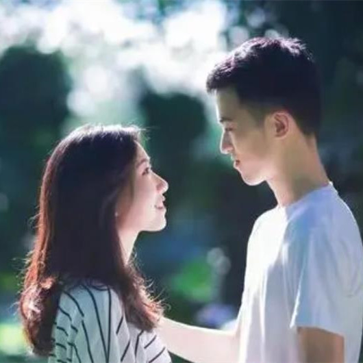 如何高情商回复男人的想念，男人问你想他没怎么高情商回复