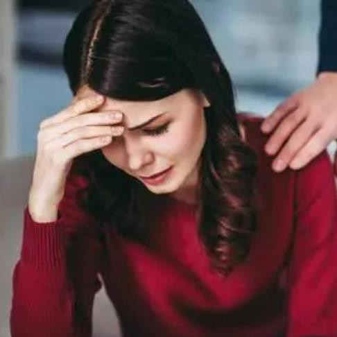 男孩子把手放到女孩子的肩上的意思,男孩子把手放在你肩上代表什么