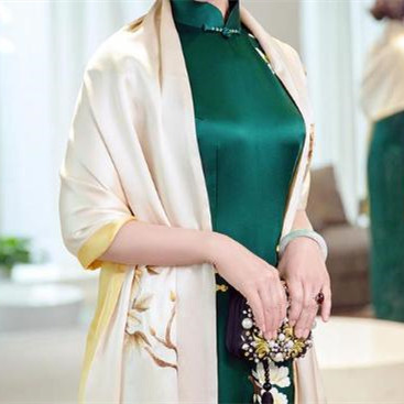 朋友婚礼穿什么好看不抢风头，参加婚礼穿什么好