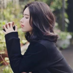 40岁女人6个小动作暗示喜欢你，这几种肢体暗示她喜欢你