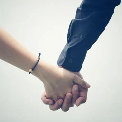 牵手怎么牵才最好，情侣第一次牵手怎么牵