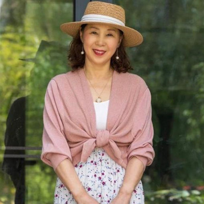 60岁女人夏天穿什么颜色衣服时髦养眼，55岁穿鲜亮的颜色合适吗