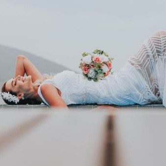 女人到中年遇上爱情要主动吗，主动的女人会不会显得掉价