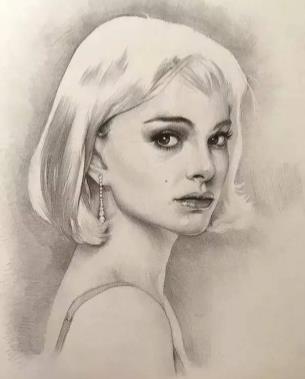 30-40岁妇女素描画，适合40岁女人的素描画