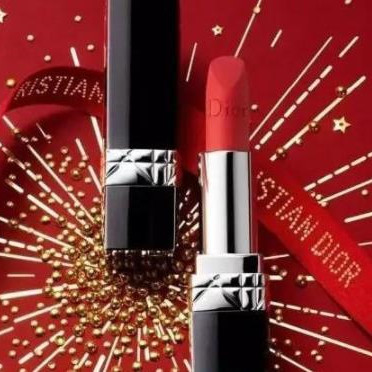 女人暗示男人送她口红的意思,第一次送女生口红什么牌子比较好