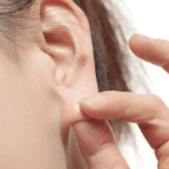 为什么烫手要摸耳朵，烫手为什么要摸耳朵