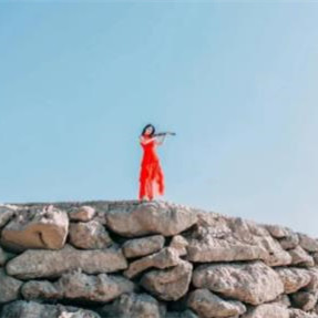 男人趴在女人怀里哭代表什么,男人趴在女人怀里女人说冷的寓意