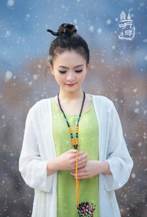 面带菩萨相的女人