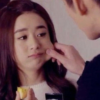 男生喜欢捏揉女朋友的脸