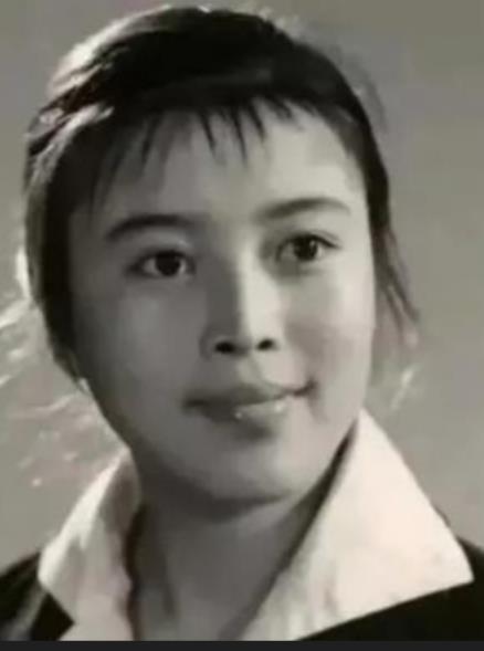 丁嘉丽年轻时照片
