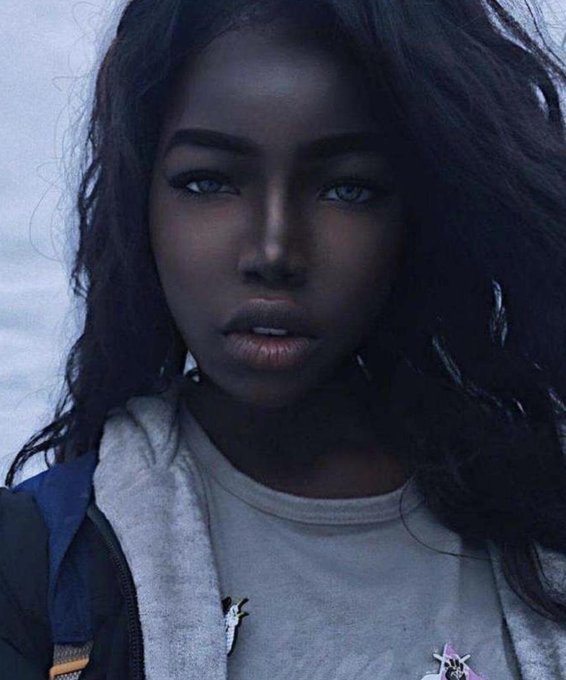 黑色肌肤黝黑的非洲女郎