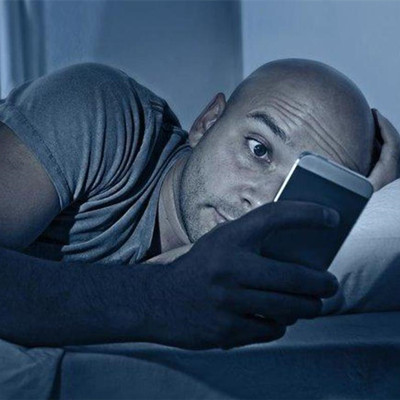 男人喜欢半夜在床上玩手机，躺着玩手机4大危害
