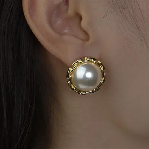 女人同意你摸她的耳垂代表什么