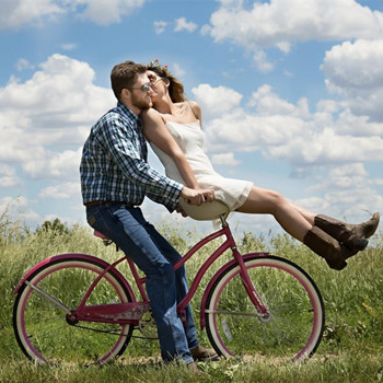 男生接吻后突然摸女生脸是为什么，男女一旦有了切肤之亲的表现