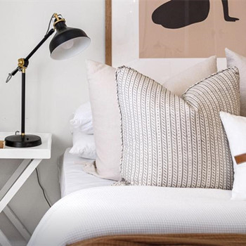 夫妻的床上能放三个枕头吗