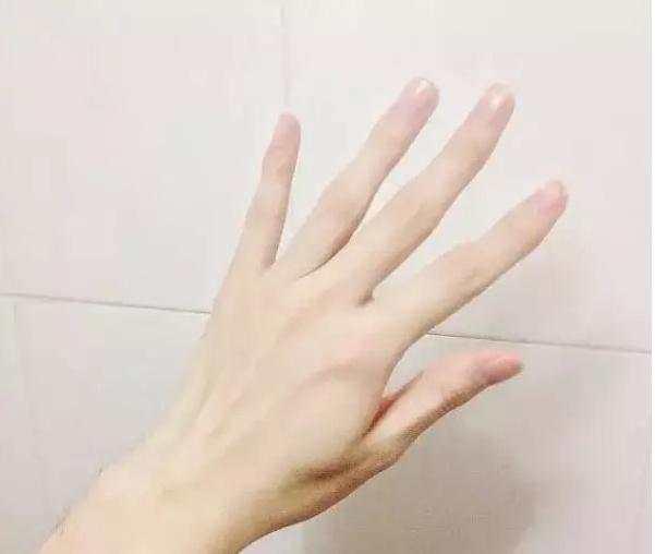 心理测试:那只手是男生的?测试你对待婚姻的态度