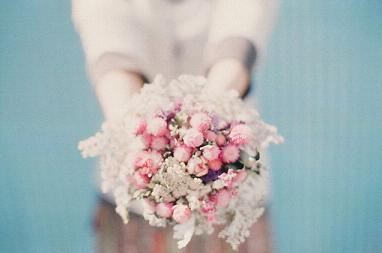 只敢以朋友身份和你相处 到最后连吃醋的权利都没有!