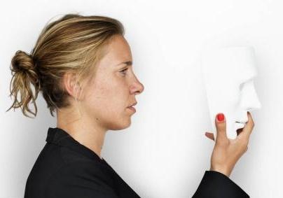 心理学家:长期缺爱的女人,会有这三种表现