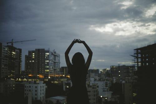 心理学家:长期缺爱的女人,会有这三种表现