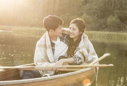 女人长期缺爱的表现,这三种表现你有吗