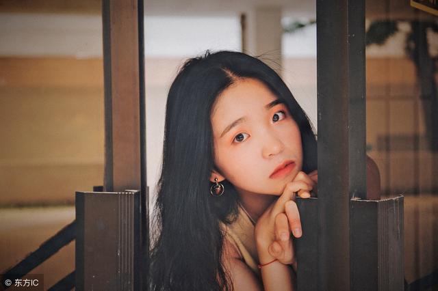 女生的7个小动作，暗示她很喜欢你，男人要留意！