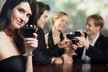 餐桌礼仪有讲究 女性在饭局中应该注意这些问题