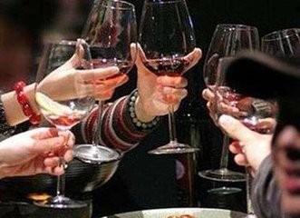 餐桌礼仪有讲究 女性在饭局中应该注意这些问题