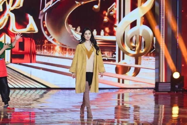 冬天也能显腰,腰细的女生是有多好看?看了你就知道了