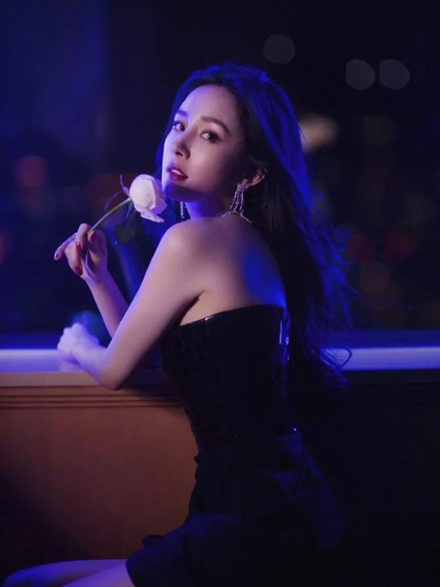 冬天也能显腰,腰细的女生是有多好看?看了你就知道了