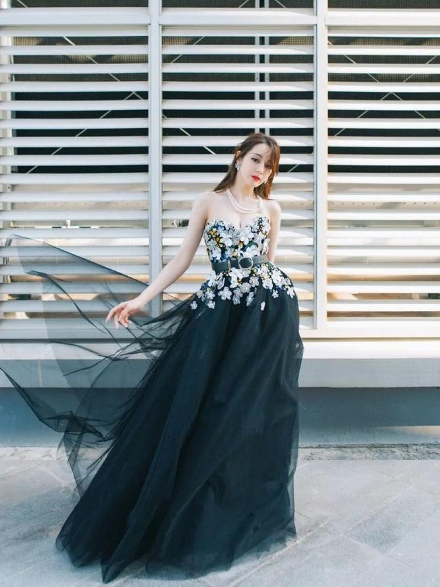 冬天也能显腰,腰细的女生是有多好看?看了你就知道了