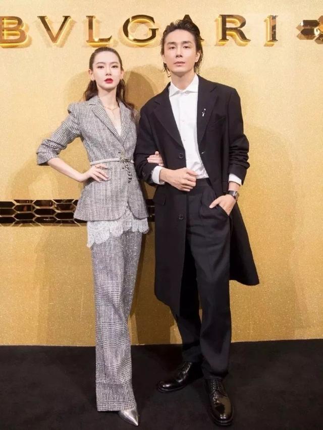 冬天也能显腰,腰细的女生是有多好看?看了你就知道了