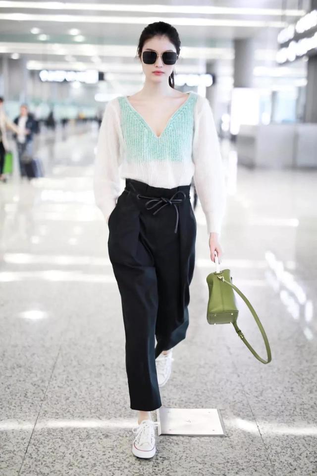 冬天也能显腰,腰细的女生是有多好看?看了你就知道了