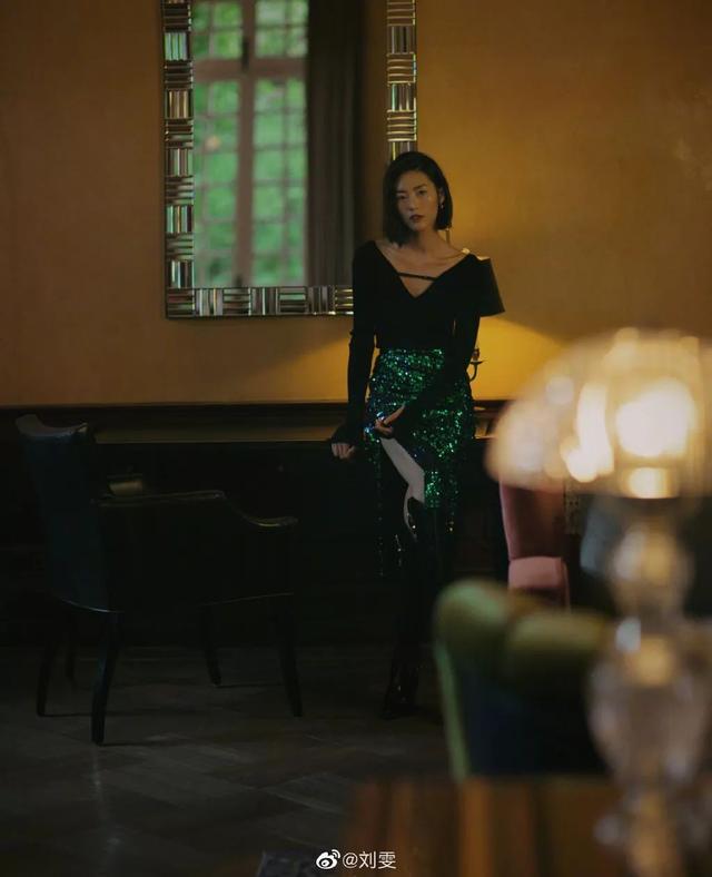 冬天也能显腰,腰细的女生是有多好看?看了你就知道了