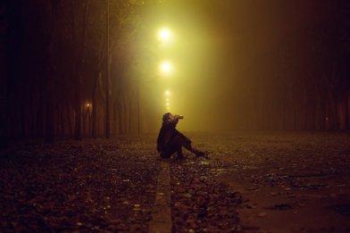 独自一人街道夜景图片，一个人黑夜街道的图片