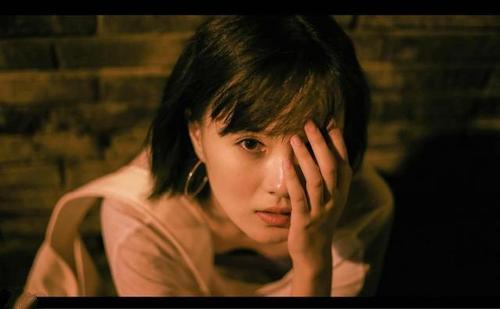 一个人在深夜偷偷的哭图片