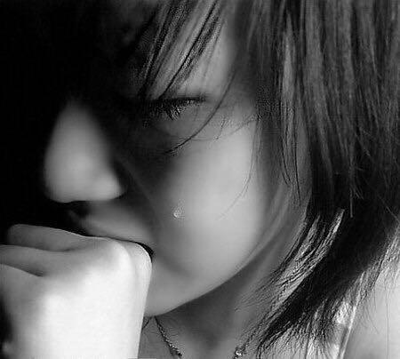 一个人在深夜偷偷的哭图片