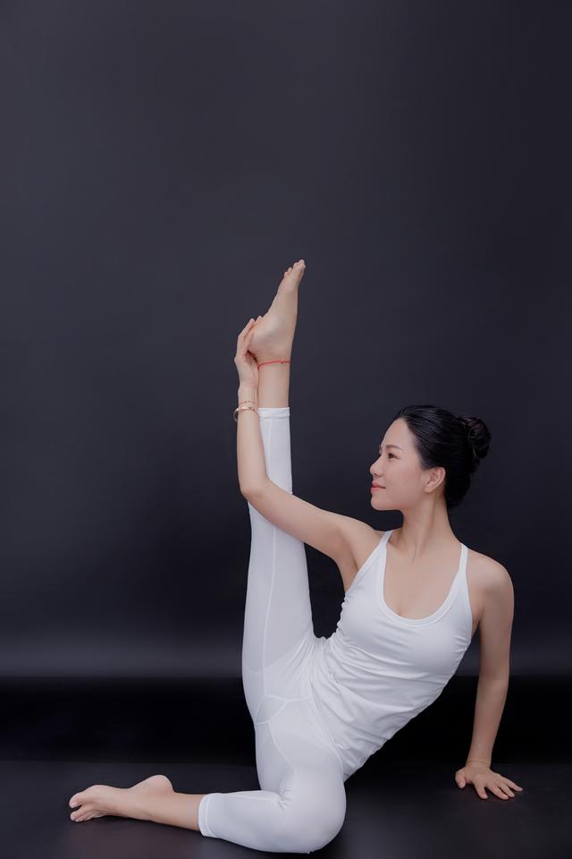 双腿开合瑜伽高清图