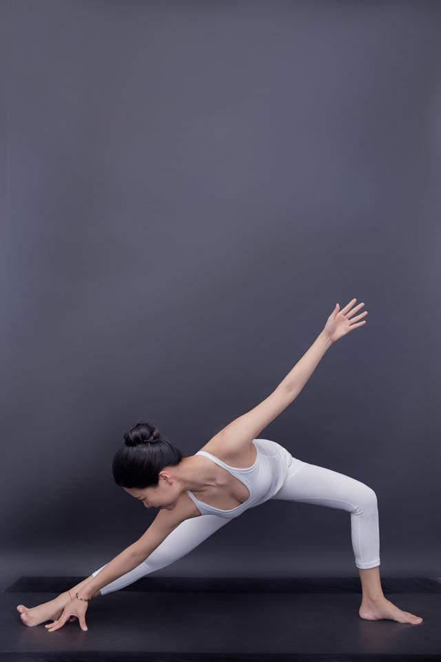 双腿开合瑜伽高清图