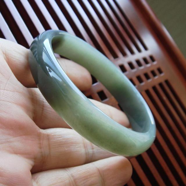你是什么性格?从你佩戴的玉镯就能看出来,5种玉镯5种性格