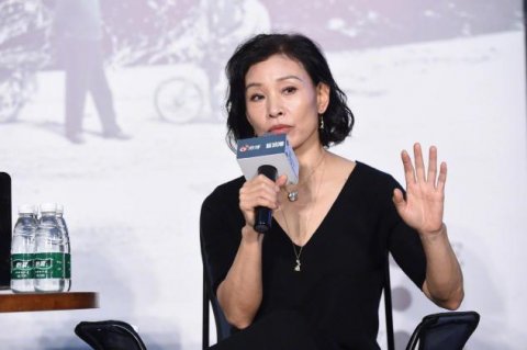 45岁女人洋气短发型，40岁女人白发多留什么发型显年轻