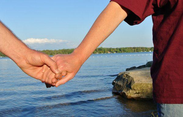 夫妻情侣间最基本的「牵手」方式,透露的背后含义都浪漫到不行!