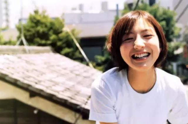 老虎在吃食物的时候,牙齿都是抓着猎物不放的.