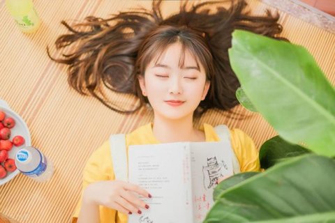 男女的肢体动作看两个人的关系，动作越随便关系越亲近