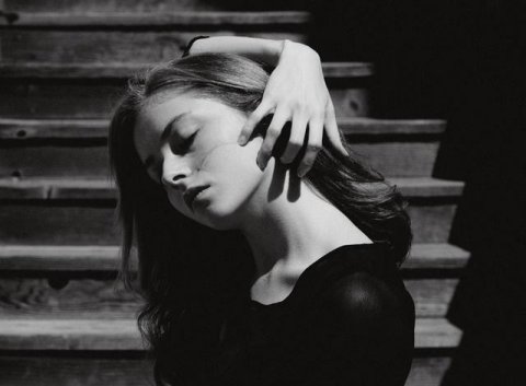 二婚的男人忘不了前妻的表现，二婚男人真会忘不了前妻吗